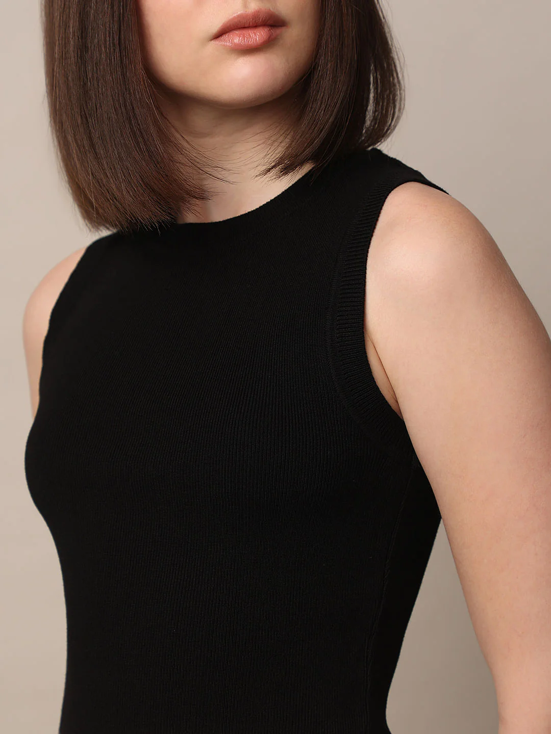 Cropped Ribbed Tank Top - Image 4