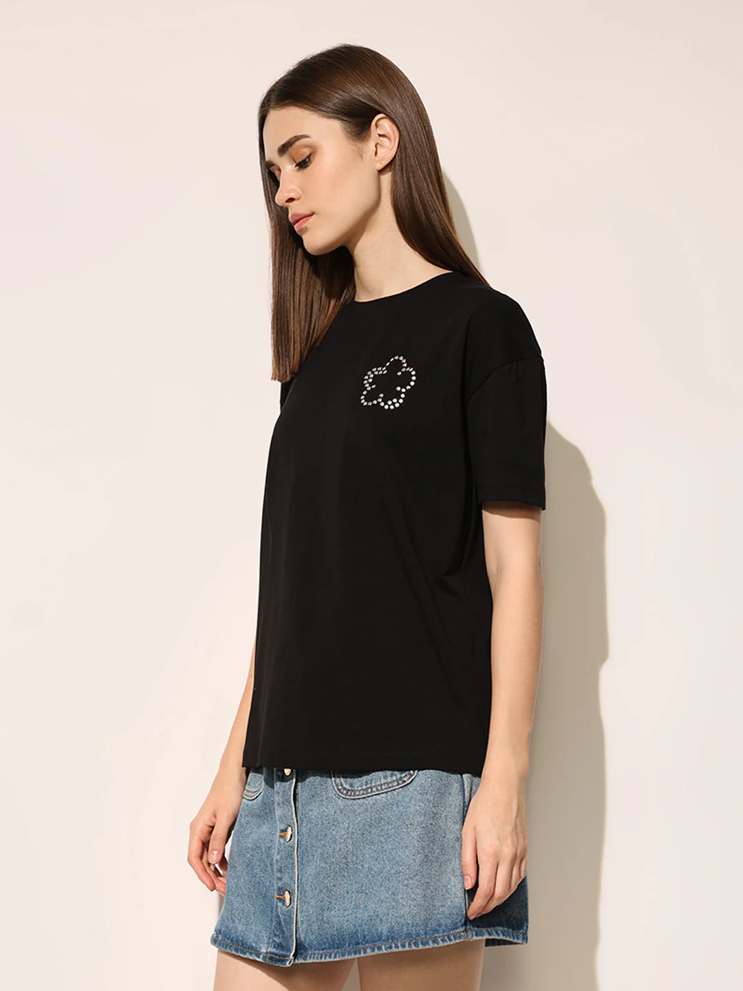 Black Motif Detail T-shirt - Image 5